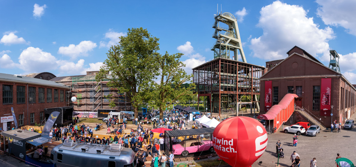Aerial view of the Lebenshilfe NRW Cultural Festival at Zeche Ewald with stage area, activity zones, and numerous visitors.