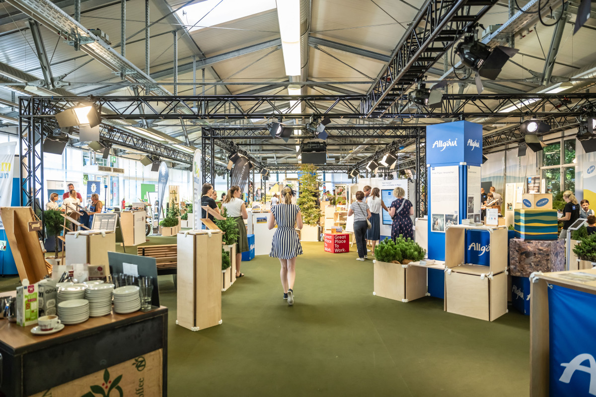 Blick durch das Haus der Allg&auml;uer Werte mit verschiedenen Ausstellungsbereichen, Pflanzen und Besuchenden auf der Allg&auml;uer Festwoche.
