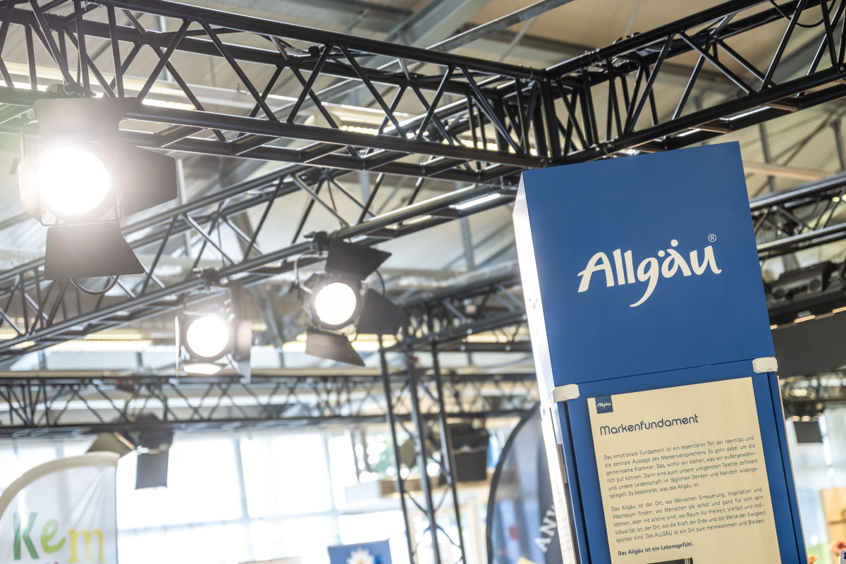 Hohe blaue Informationsstele mit Allg&auml;u-Logo und Text zum Thema Ehrenamt im Haus der Allg&auml;uer Werte.