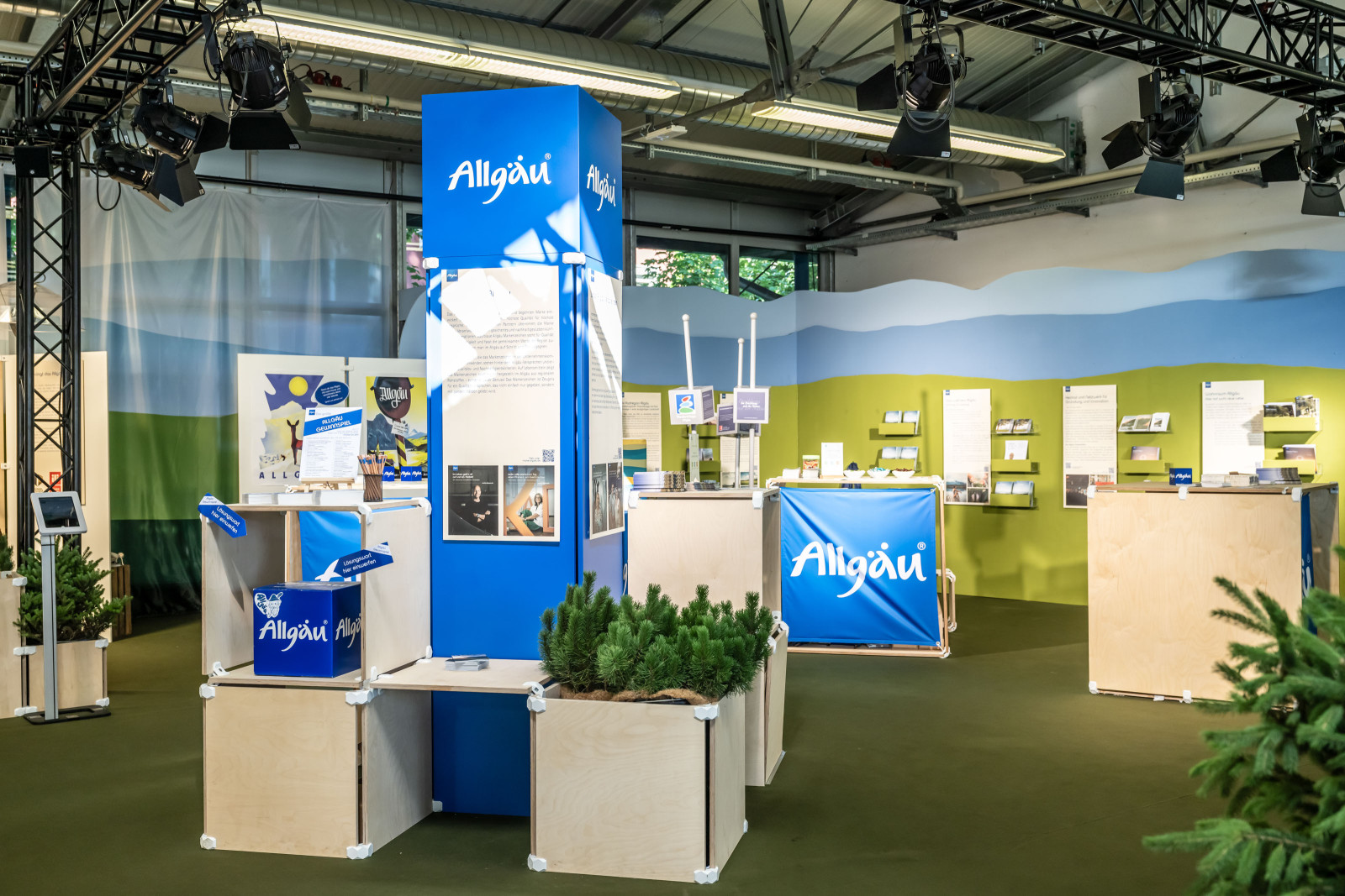 Haus der Allg&auml;uer Werte auf der Allg&auml;uer Festwoche mit blau-wei&szlig;en Ausstellungselementen, Pflanzen und einer stilisierten Allg&auml;uer Landschaft als Eventdesign.