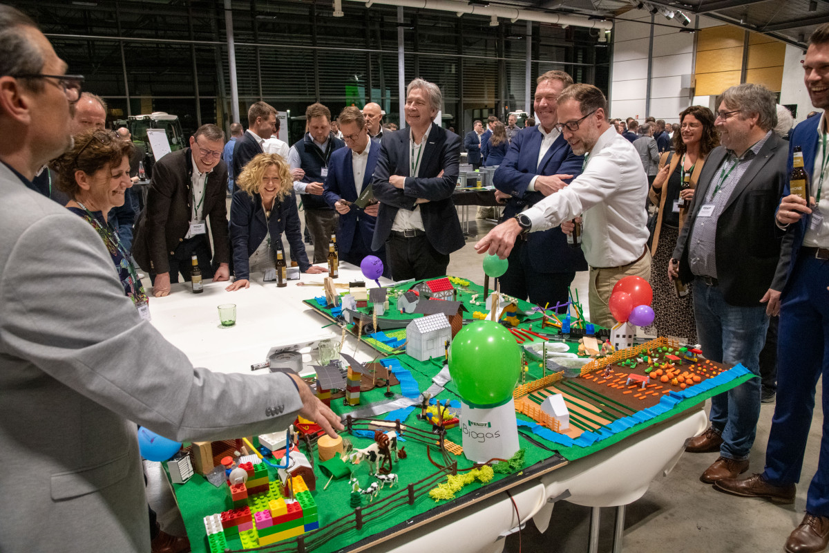 Teilnehmende des Fendt Kick-offs arbeiten gemeinsam an einem interaktiven LEGO-Modell als Teambuilding-Aktivit&auml;t.