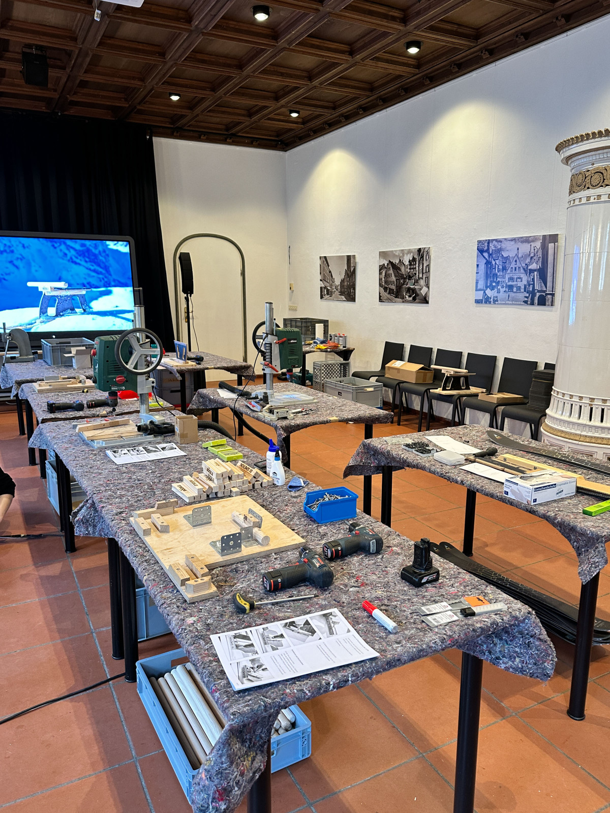 Werkb&auml;nke mit Werkzeugen und Materialien f&uuml;r den Bau von Ski-B&ouml;ckle bei einem Teambuilding-Workshop von KAD Veranstaltung erleben.