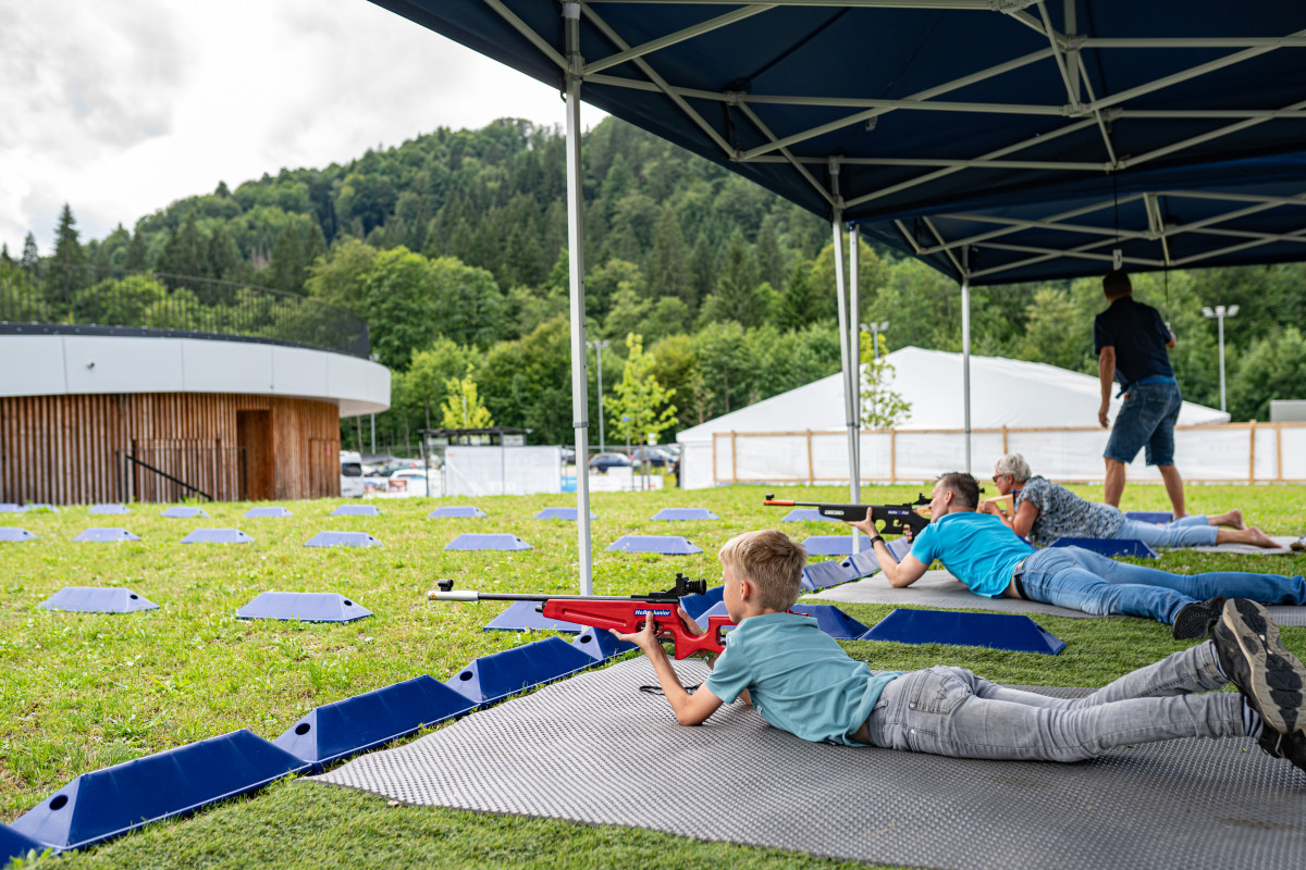 Teamevent an einer Huette mit Blick auf den See