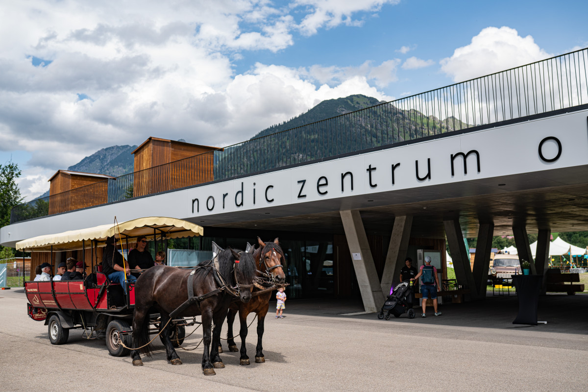 Teamevent an einer Huette mit Blick auf den See