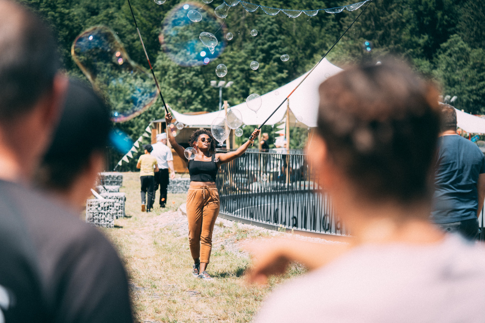 Team beim Teambuilding vor einer H&uuml;tte mit Bergpanorama