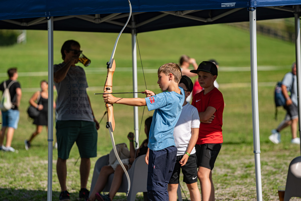 Teamevent an einer Huette mit Blick auf den See