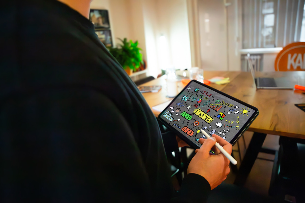 Digital visualization of ideas and strategies on a tablet.