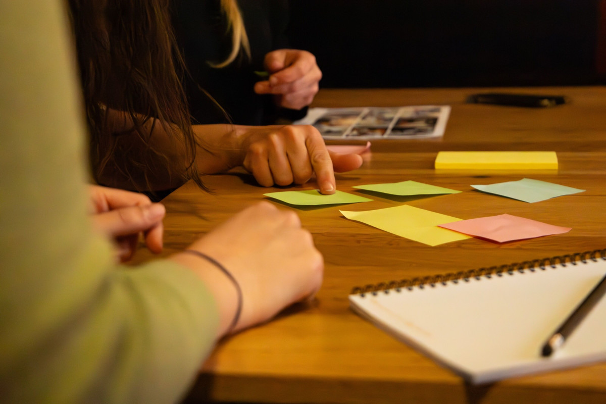 Working with sticky notes to collect ideas in a team workshop.