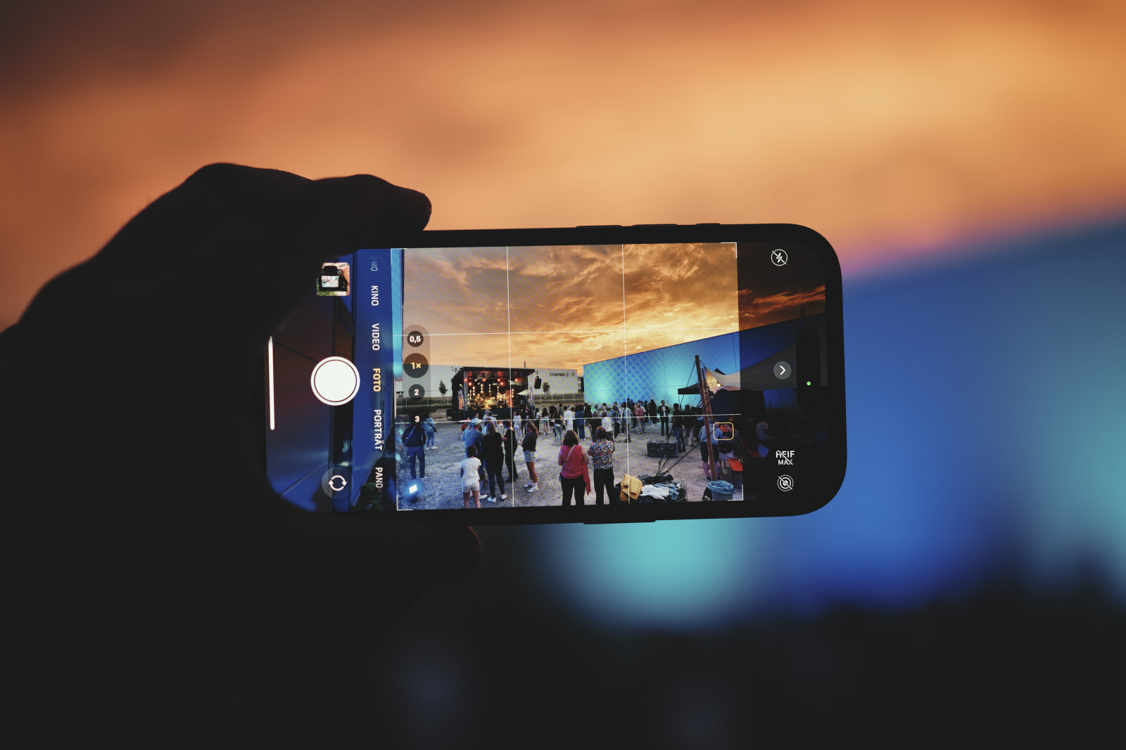 Produktionsteam arbeitet an einem Videoschnittplatz