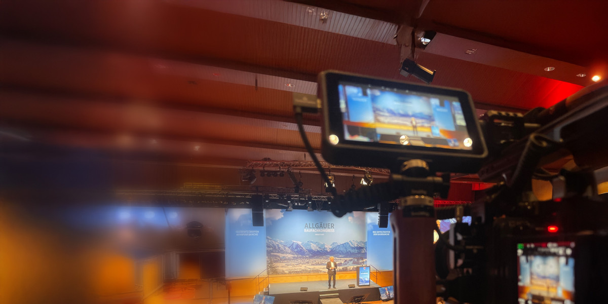 Camera view of the stage during a presentation at the Allgäu construction congress.