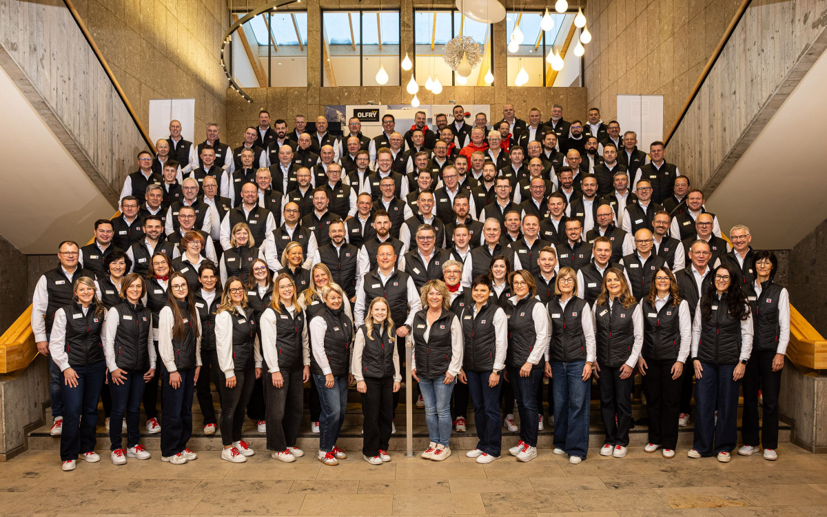 Indoor group photo of participants at the Baumit construction congress.