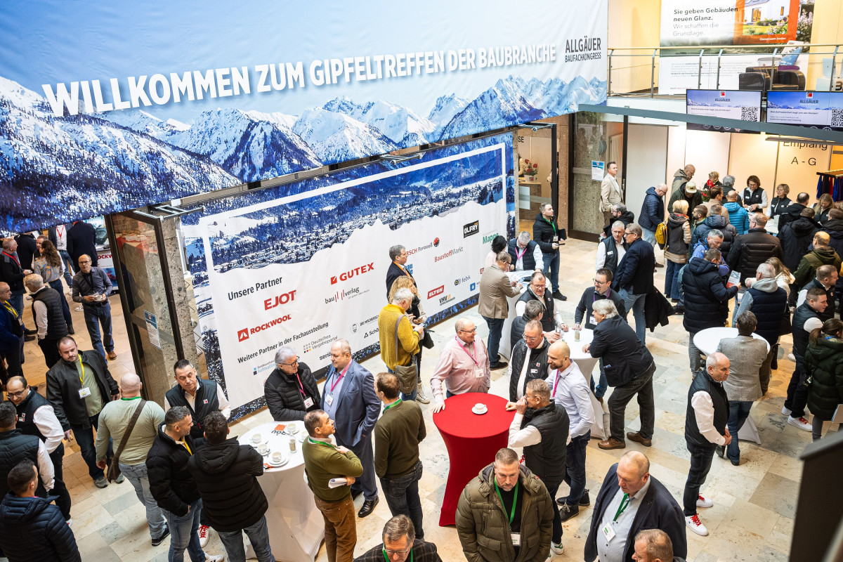 Arrival and exhibition area of the Baumit construction congress with many visitors.
