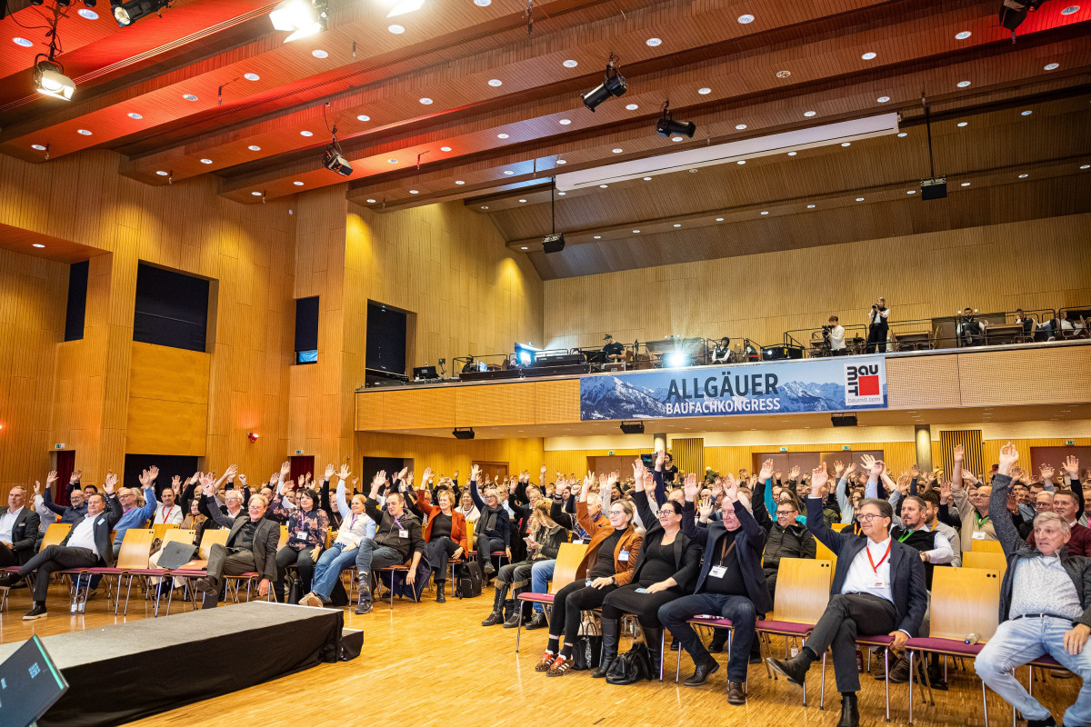 Fully occupied congress hall during a presentation at the Baumit construction congress.