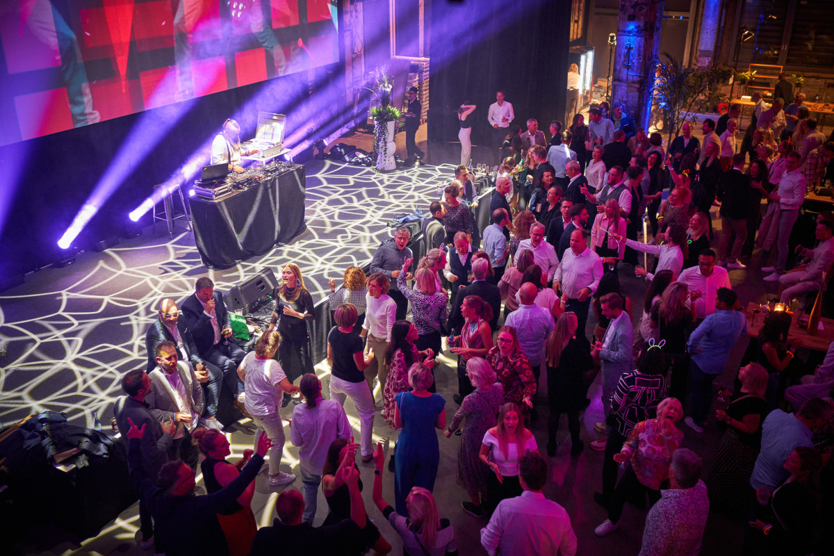 Abendliche Stimmung mit DJ und Publikum vor der B&uuml;hne beim Camlog Jubil&auml;um.