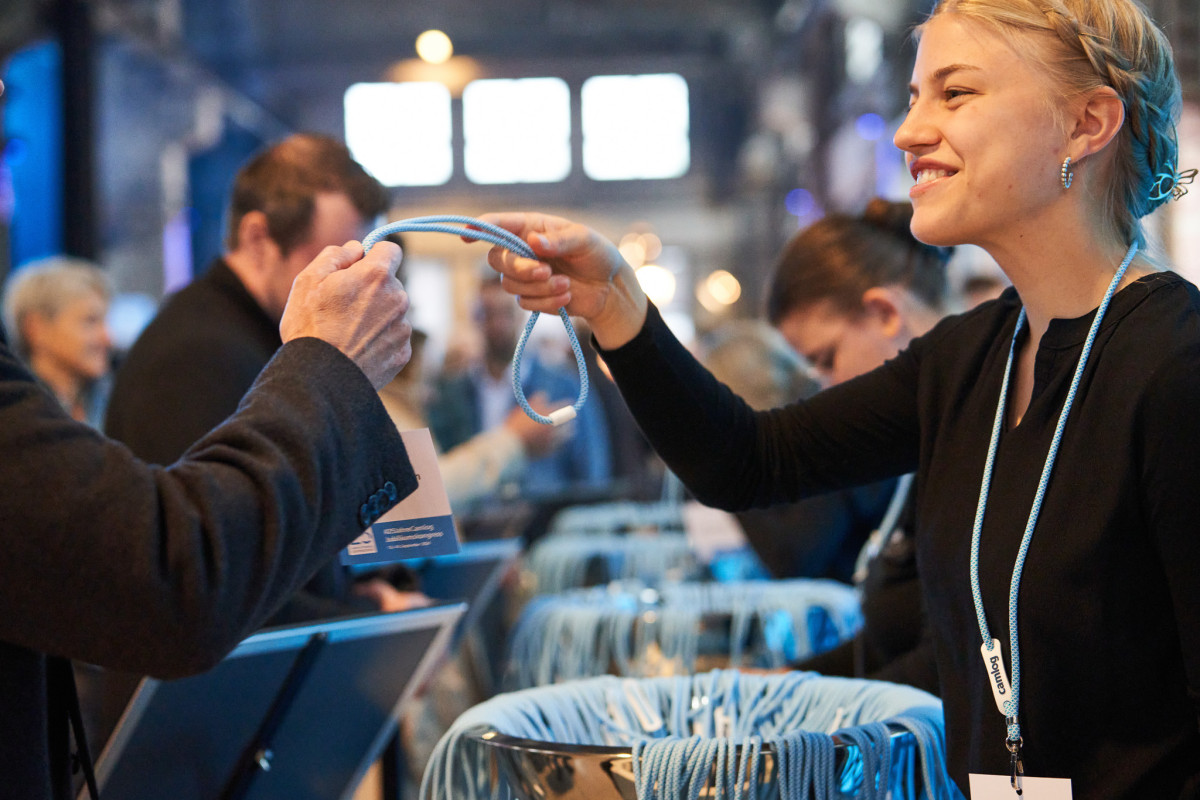 Ausgabe der Badges und Lanyard an die Teilnehmer