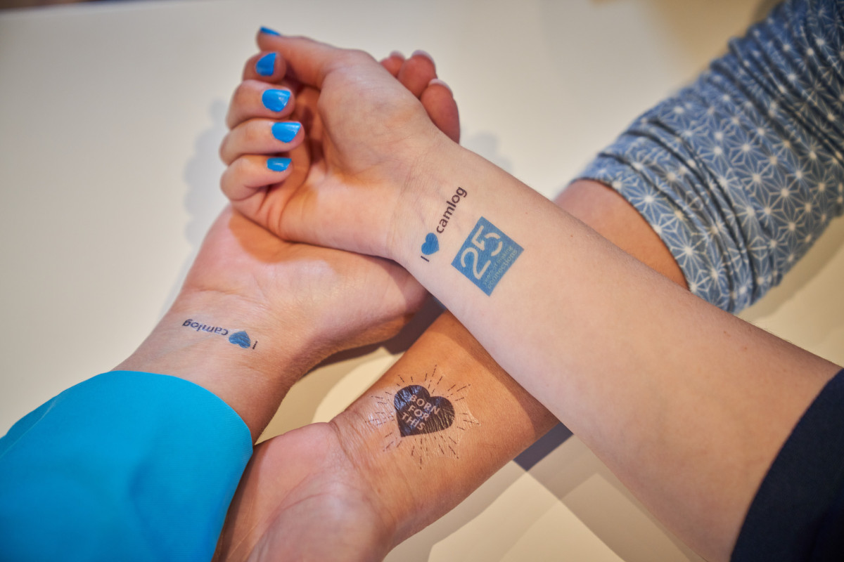 Fans haben sich Kongresstatoos auf die Arme aufgetragen