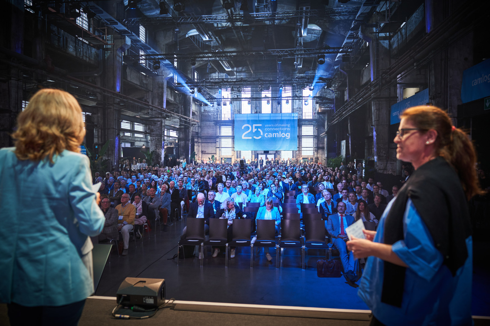 Abendveranstaltung zum 25-j&auml;hrigen Jubil&auml;um von Camlog mit B&uuml;hne und Publikum.