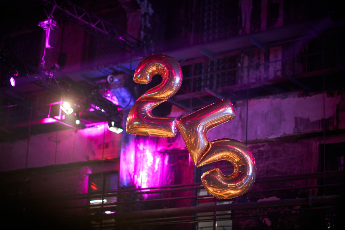 Beleuchtete Jubil&auml;umsinstallation mit der Zahl 25 im Veranstaltungsraum.