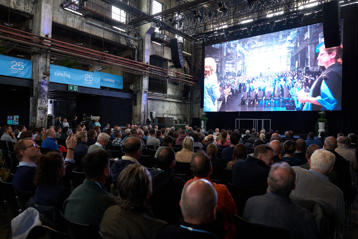 Publikum verfolgt das B&uuml;hnenprogramm beim Camlog Jubil&auml;um.