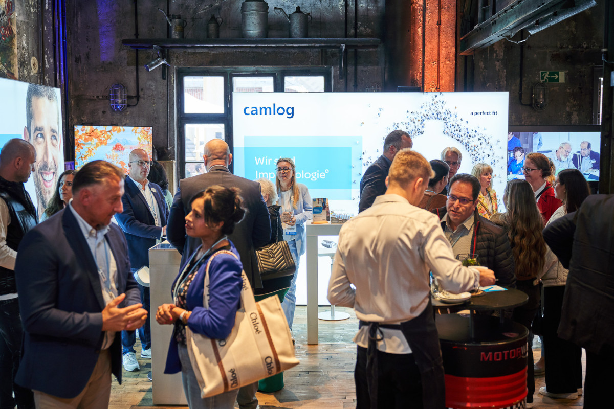 G&auml;ste im Gespr&auml;ch im Networkingbereich der Jubil&auml;umsveranstaltung.