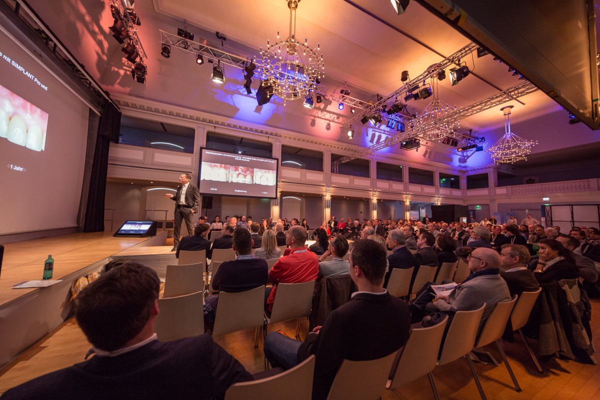 Dental Summit at Kornhaus Kempten: presentation setting with audience in the hall.