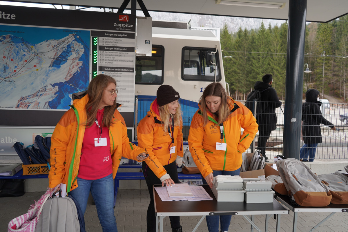 KAD team members organize guest reception on the Zugspitze.