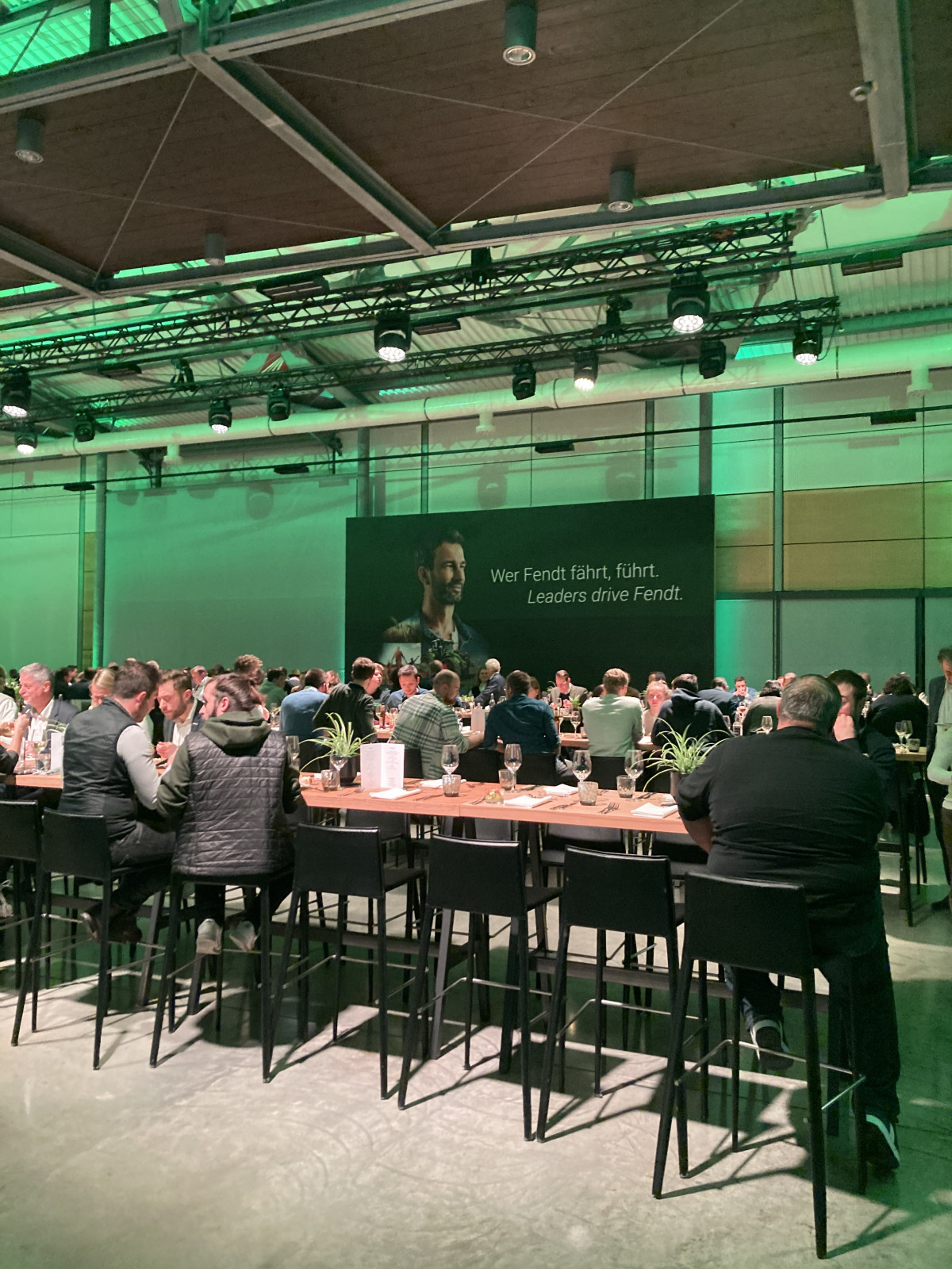 G&auml;ste im Gespr&auml;ch im Networkingbereich des Events.