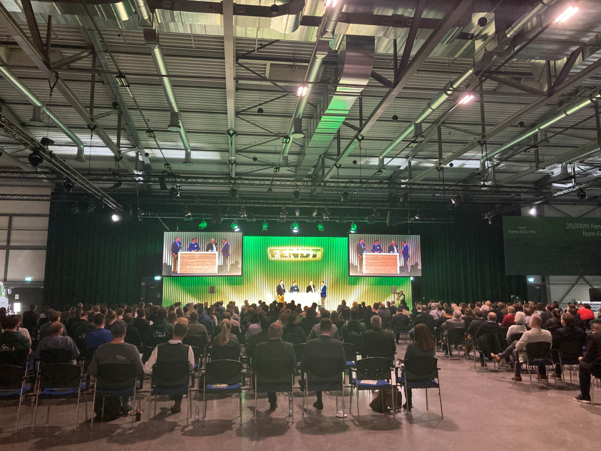 Abendveranstaltung von Fendt mit B&uuml;hne und Publikum in einer Eventhalle.