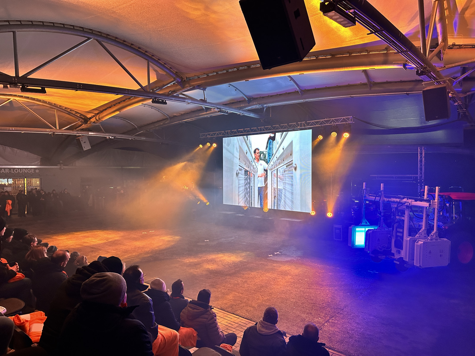 B&uuml;hne mit Pr&auml;sentationsscreen bei der Kubota Vertriebspartner-Tagung.