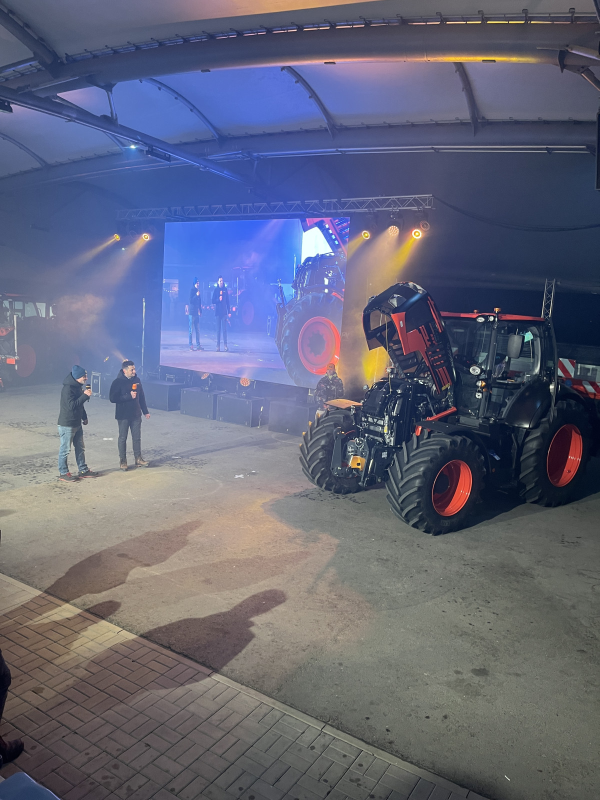 Vorf&uuml;hrung einer Maschine in der Halle mit Licht- und Nebeleffekten.