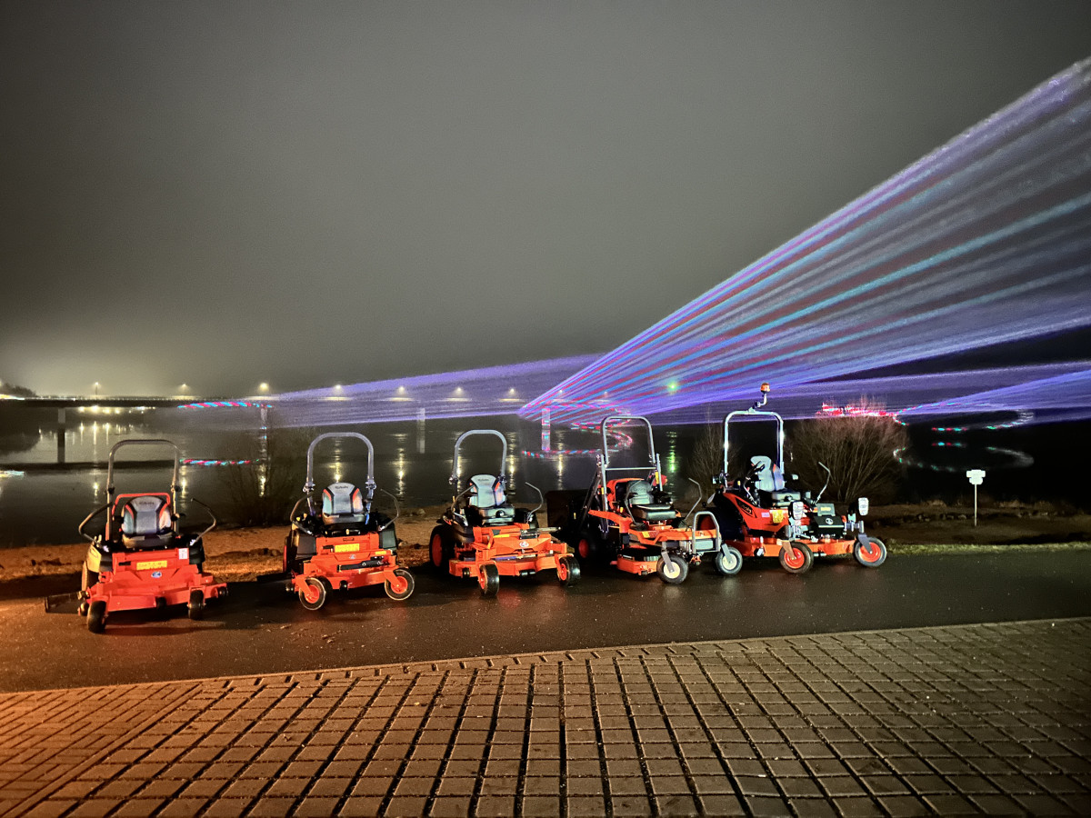 Reihe ausgestellter Kubota Maschinen im Au&szlig;enbereich der Veranstaltung.