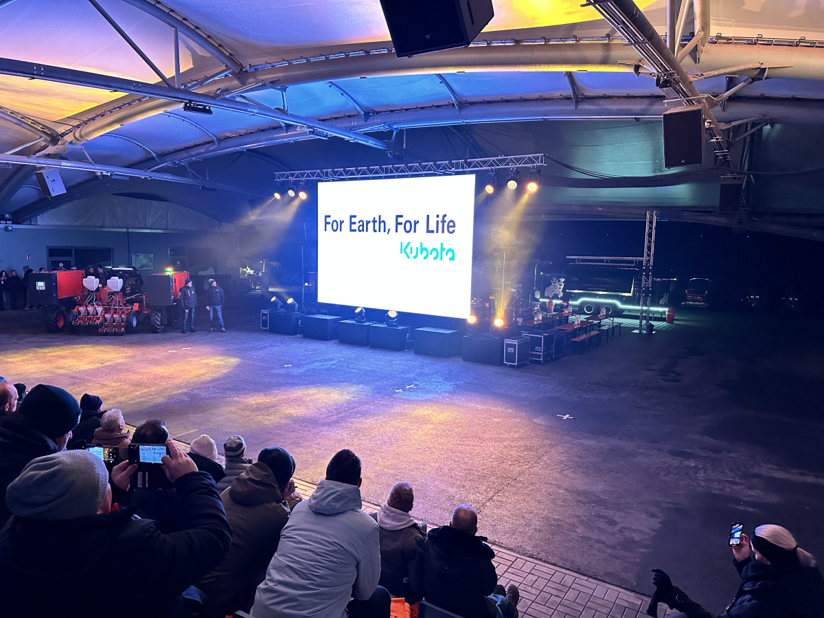 B&uuml;hne mit Pr&auml;sentationsscreen bei der Kubota Vertriebspartner-Tagung.