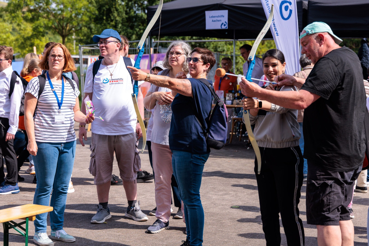 Open hands-on activities invite people to try things out and join in.