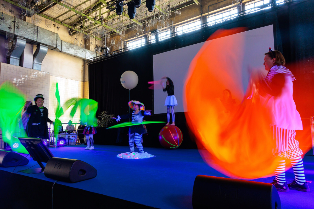 Artistic performance with light and color inside the hall.