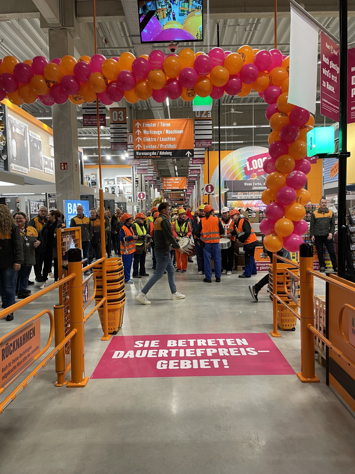 Balloon arch at the entrance of the HORNBACH store opening even