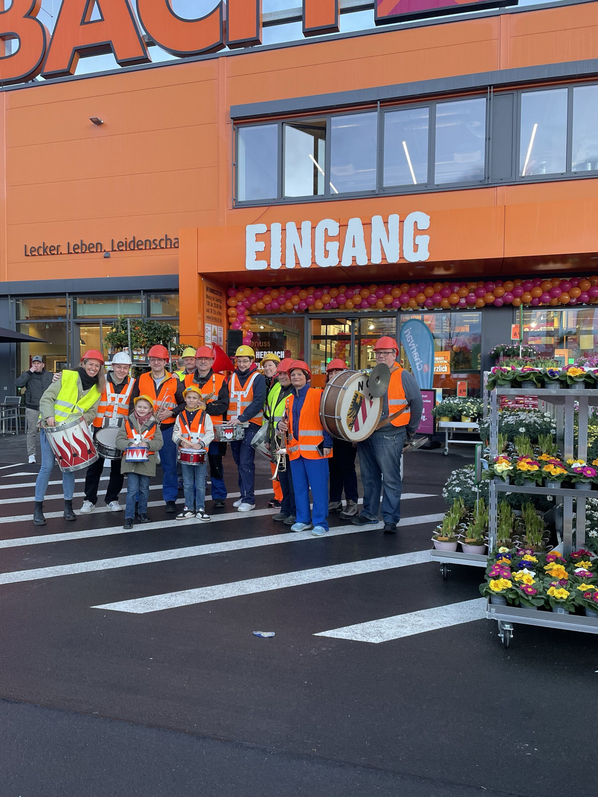 HORNBACH team members in front of the new store entrance during the opening ceremony