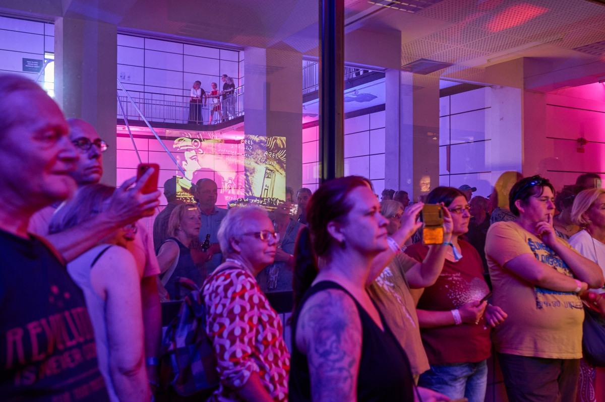 Light installations and art objects shape the nighttime walk through the site.