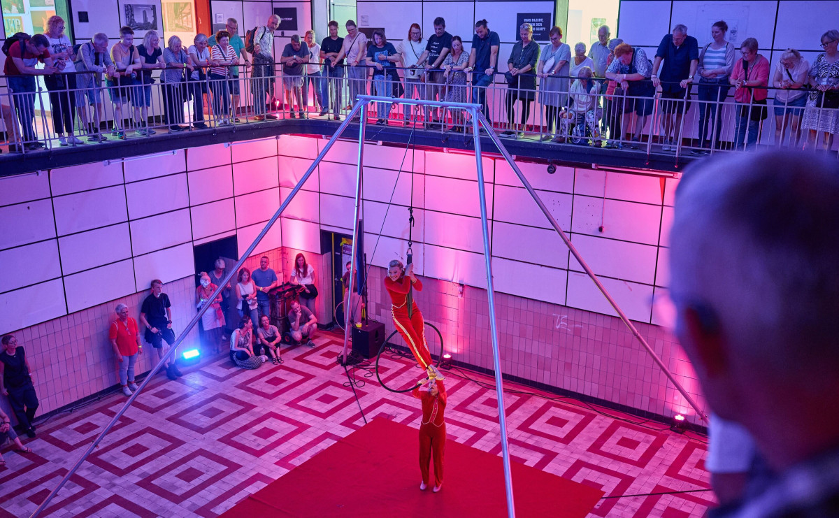 Live performance art in the Lohn- und Lichthalle from a special elevated perspective.