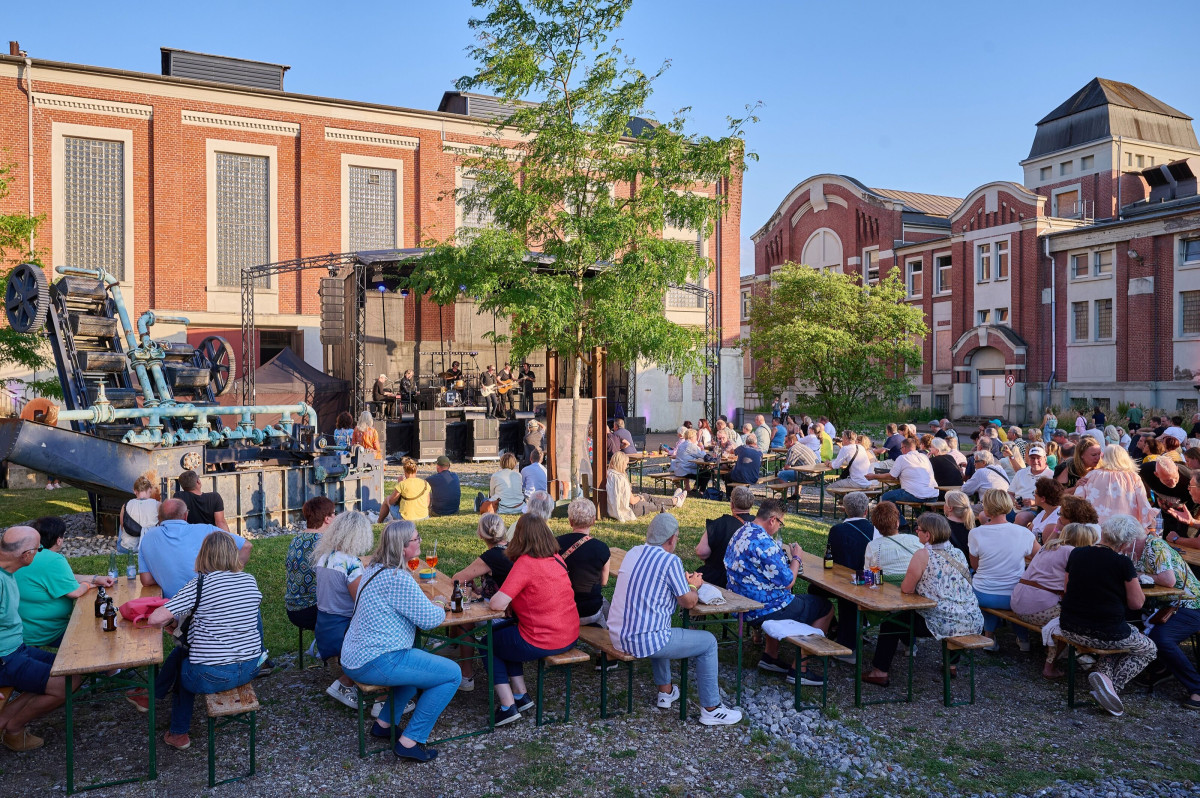 Evening atmosphere with music between industrial buildings.