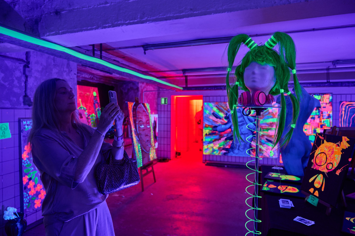 Light installations and art objects shape the nighttime walk through the site.