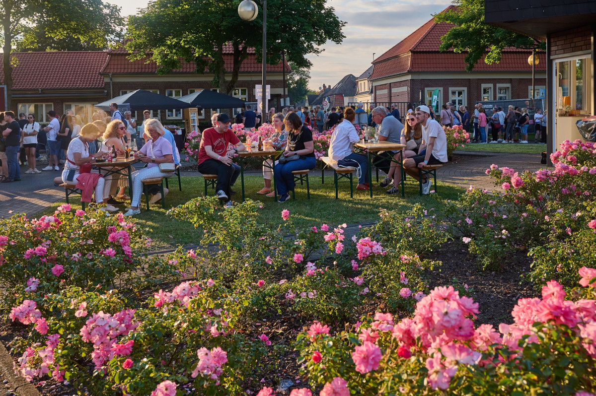 Conversations and encounters in the outdoor area of Neue Zeche Westerholt.