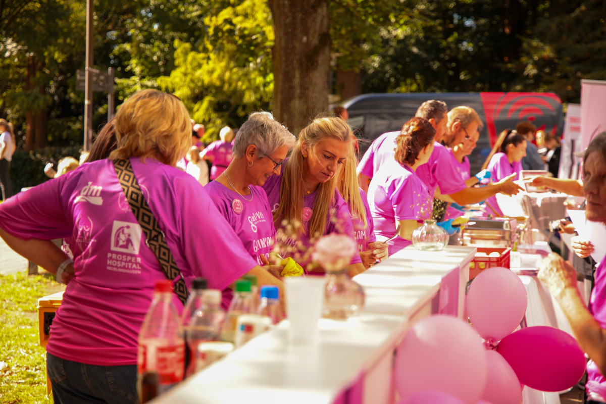 Shared meal and conversation in the finish area of the Proselis run.