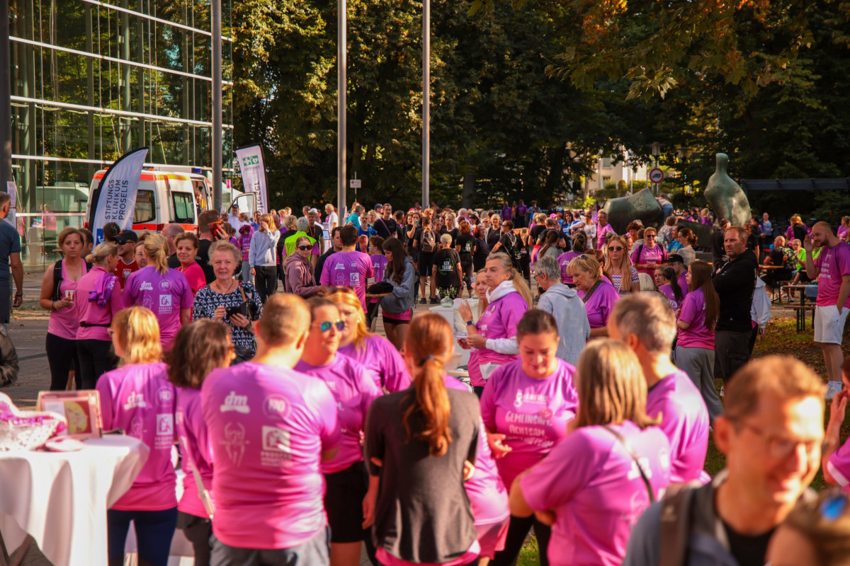 Many runners gather before the start of the Proselis run.