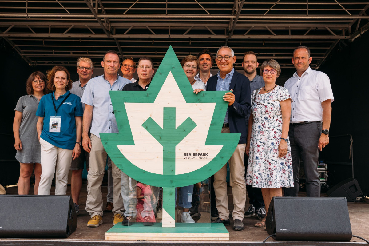Group photo for the Revierpark opening with participants and park emblem.