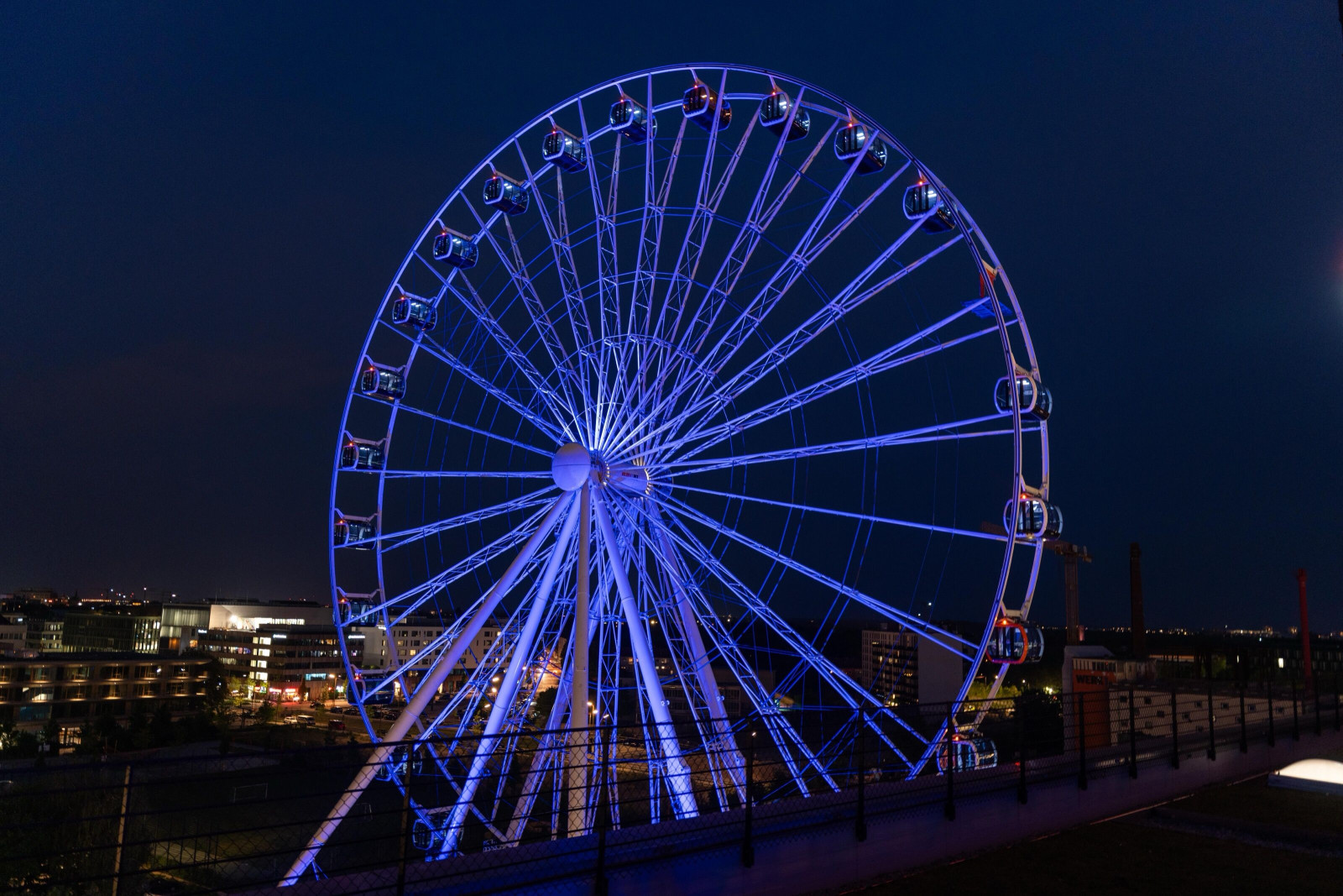 Ferris wheel at night as a signature element of sonnen's aftershow party in Munich.