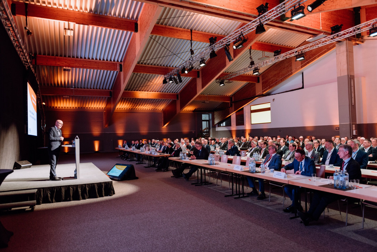 Plenary hall with stage during the UNITI Winter Conference welcome speech.