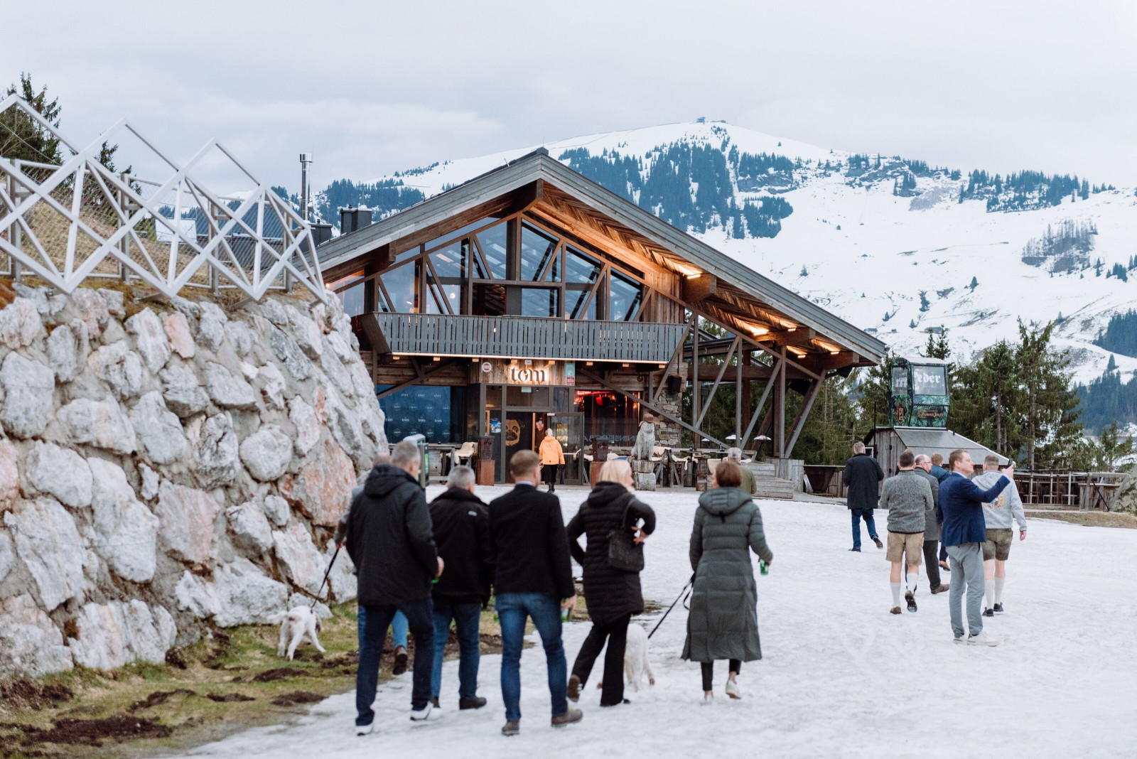 Guests on their way to the UNITI Winter Conference in a winter mountain landscape.