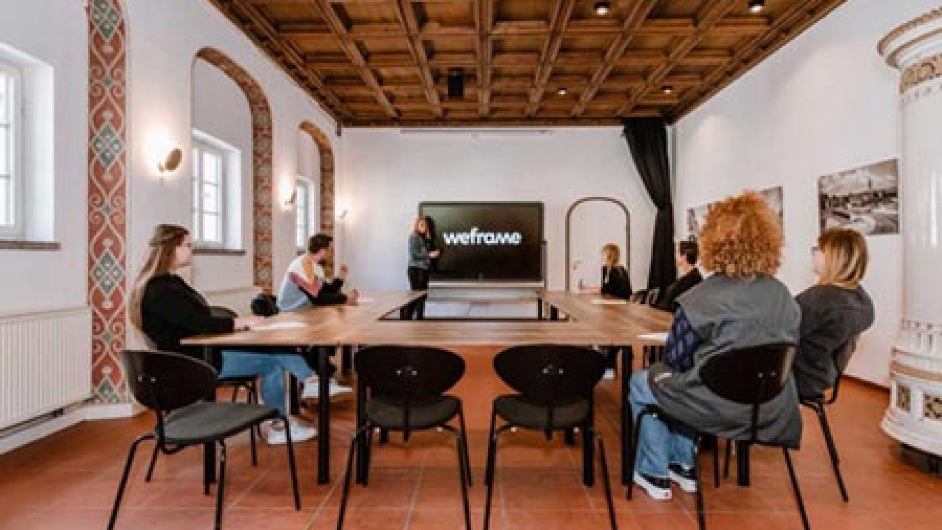 Foto des weframe Bildschirms, genutzt in Konferenz im Salon in Kempten. Der Salon ist ein Veranstaltungsort der Eventagentur KAD mit Fullservice-Character.